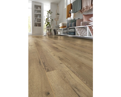 Heller Raum mit Laminatboden in Holzoptik, Regalen und Dekorationen