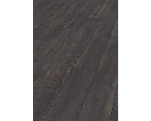 Verlegung von Laminatboden mit Holzstruktur