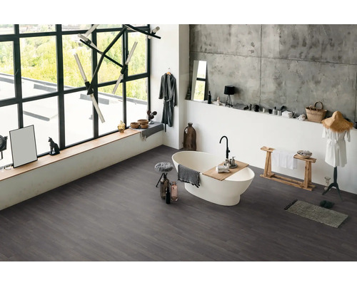 Badezimmer mit freistehender Badewanne, Holzboden und großem Fenster