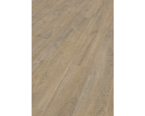 Verlegtes Laminat mit Holzoptik für den Innenbereich.