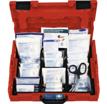 Geöffnete, rote Erste Hilfe Box mit diversen Verbandsmaterialien und einer Schere