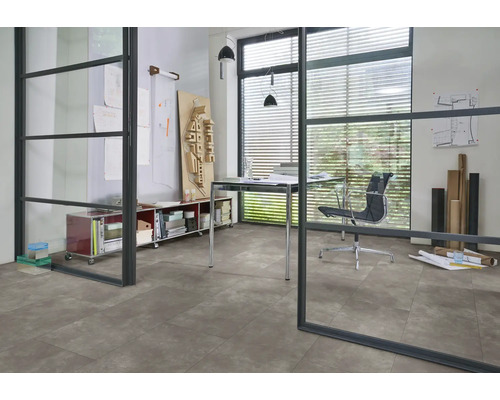 Büroraum mit Bodenfliesen, Schreibtisch und Regalen