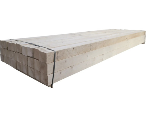 Stapel roher Holzlatten, gebündelt für den Transport