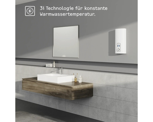 Badezimmer mit Waschbecken, Spiegel und Warmwasserbereiter mit 3i Technologie für konstante Warmwassertemperatur.