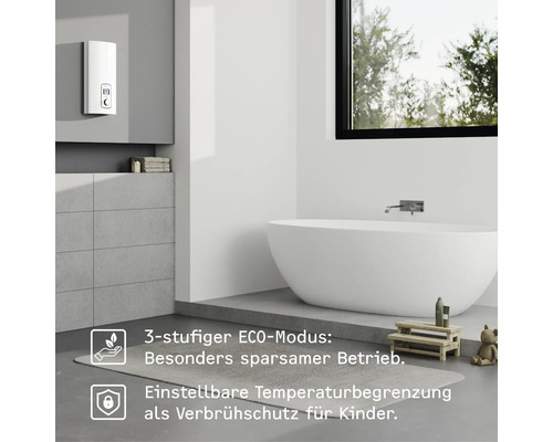 Badezimmer mit Warmwasserbereiter, Badewanne und Fenster