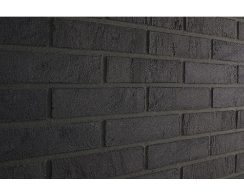 Nahaufnahme einer Wand mit dunklen Verblendsteinen