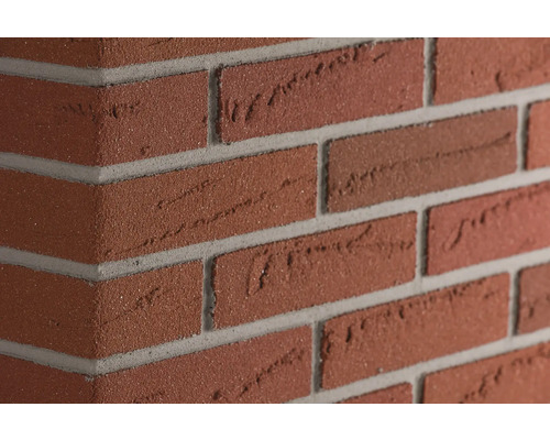 Nahaufnahme einer Ecke aus roten Verblendsteinen