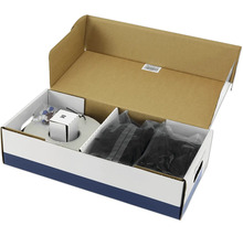 Offener Karton mit Installationsmaterial