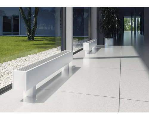 Innenraumansicht mit zwei Heizkörpern in Bankform