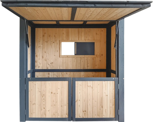Offener Holzunterstand mit Fenster und Türen