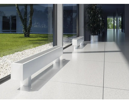 Szene mit weißen Bankheizkörpern in einem hellen Innenraum.