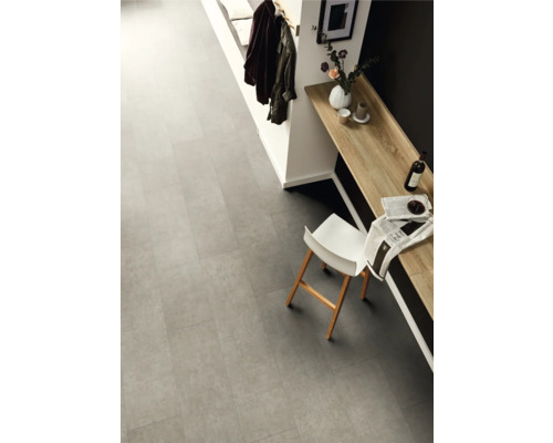 Heller Raum mit Fliesenboden, Garderobe und Holzelementen.