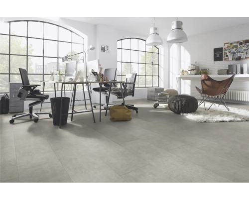 Heller Büroraum mit Vinylboden in Holzoptik, Schreibtischen und Bürostühlen.