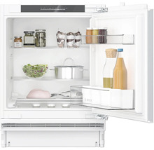Geöffneter Kühlschrank mit Lebensmitteln auf den Regalen