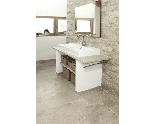 Badezimmer mit Waschbecken, Spiegel und Aufbewahrungskörben