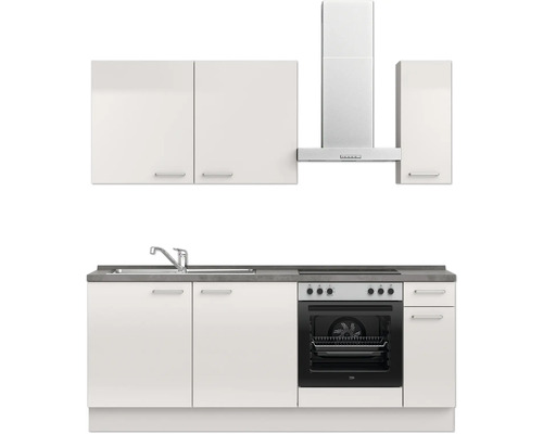 Küchenzeile mit Spüle, Herd, Backofen, Dunstabzugshaube und Schränken