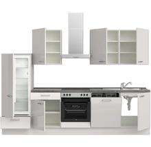 Küchenzeile mit Kühlschrank, Herd, Dunstabzugshaube und Spüle