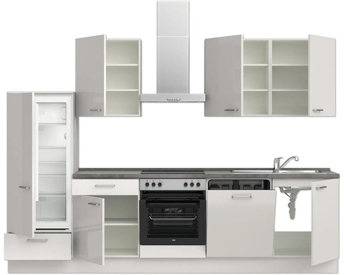 Küchenzeile mit Kühlschrank, Herd, Dunstabzugshaube und Spüle