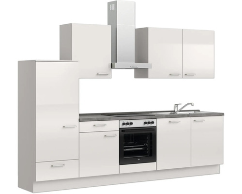 Komplette weiße Küchenzeile mit Ober- und Unterschränken, Dunstabzugshaube, Spüle und Elektroherd.