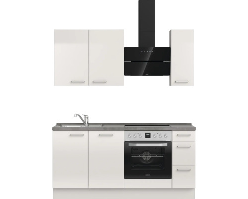 Küchenzeile mit Spüle, Kochfeld, Backofen, Dunstabzugshaube und Hängeschränken