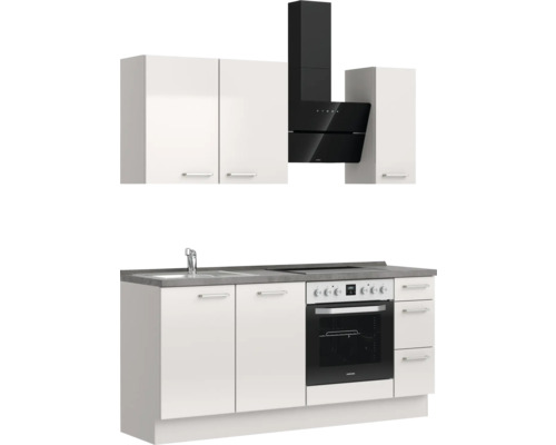 Küchenzeile mit Spüle, Herd, Dunstabzugshaube und Schränken