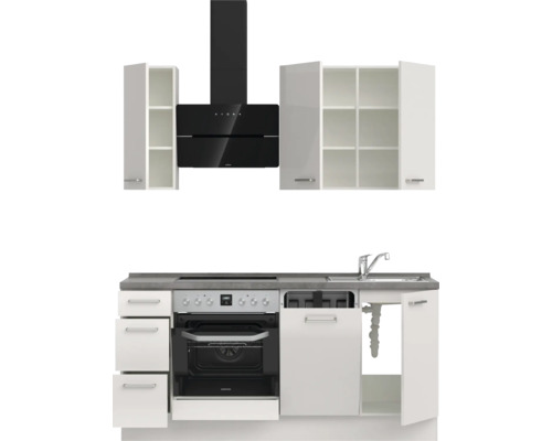 Küchenzeile mit Spüle, Herd, Backofen, Dunstabzugshaube und Schränken