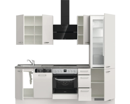 Küchenzeile mit Hängeschränken, Spüle, Herd, Dunstabzugshaube und Kühlschrank