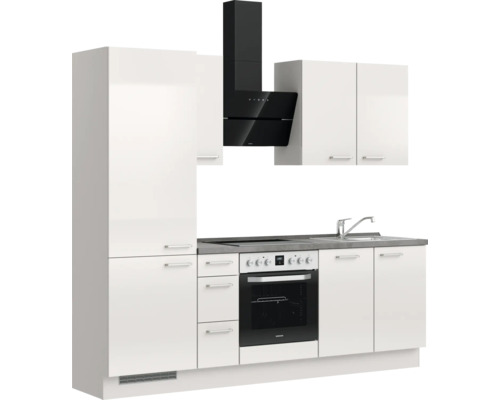 Einbauküche mit weißen Schränken, Spüle, Herd und schwarzer Dunstabzugshaube