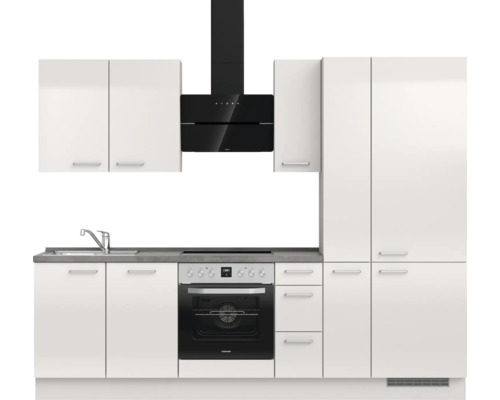 Küchenzeile mit weißen Schränken, Spüle, Kochfeld, Backofen und schwarzer Dunstabzugshaube.