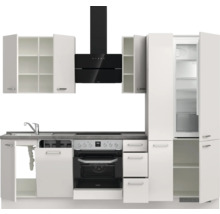 Küchenzeile mit Hängeschränken, Dunstabzugshaube, Spüle, Herd, Backofen und Kühlschrank
