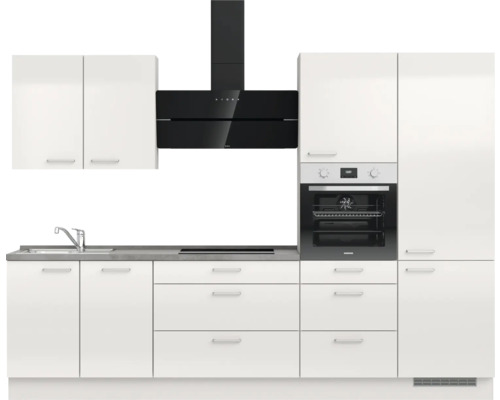 Moderne Küche mit Spüle, Kochfeld, Dunstabzugshaube, Backofen und Schränken