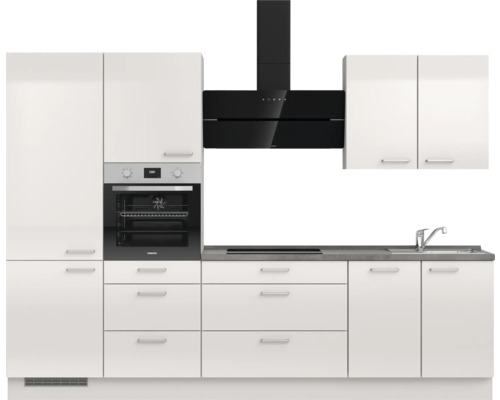 Küchenzeile mit Schränken, Herd, Dunstabzugshaube und Spüle