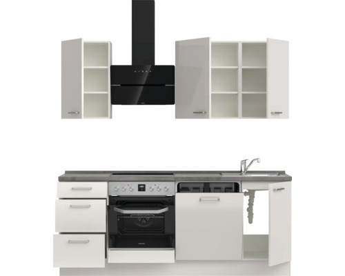 Küchenzeile mit Dunstabzugshaube, Spüle, Herd und Schränken