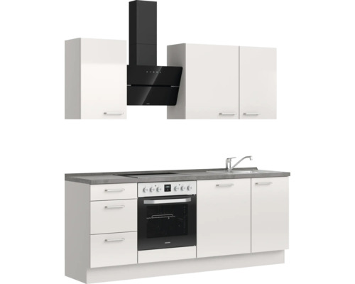 Küchenzeile mit Spüle, Herd, Dunstabzugshaube und Schränken