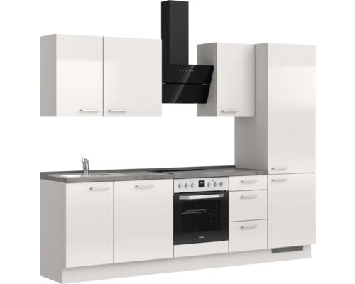 Komplette Küche mit Ober- und Unterschränken, Spüle, Herd und Dunstabzugshaube.