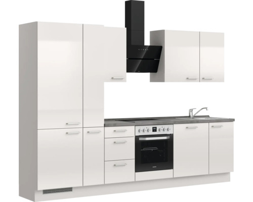 Küchenzeile mit Schränken, Spüle, Herd und Dunstabzugshaube