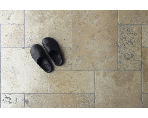 Bodenfliesen und Hausschuhe