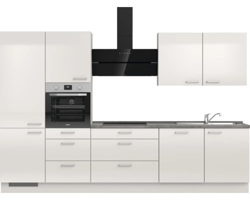 Küchenzeile mit Einbaubackofen, Dunstabzugshaube und Spüle