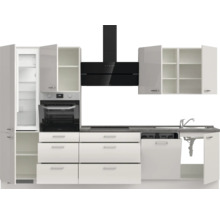 Küchenzeile mit Schränken, Schubladen, Spüle, Spülmaschine, Kühlschrank, Backofen und Dunstabzugshaube