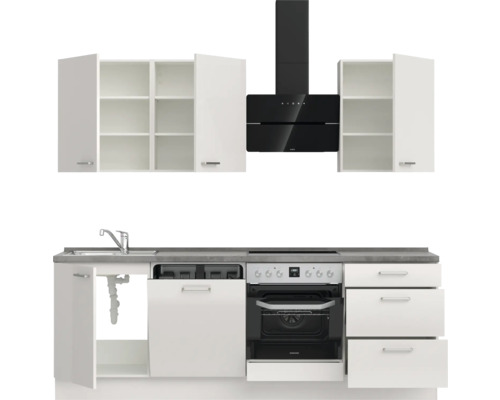 Küchenzeile mit Spüle, Herd, Dunstabzugshaube und weißen Schränken