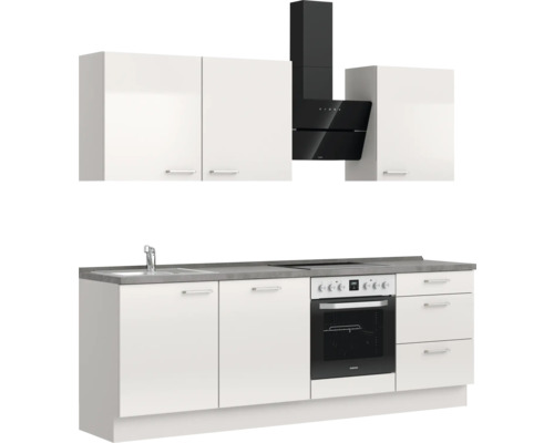 Küchenzeile mit Hängeschränken, Spüle, Herd und Dunstabzugshaube