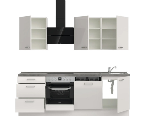 Küchenzeile mit Hängeschränken, Dunstabzugshaube, Herd, Spüle und Schubladen