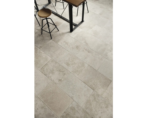 Bodenansicht mit rechteckigen Fliesen unter Tisch und Stuhl