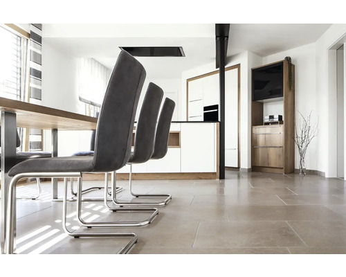 Essbereich mit Esstisch, Stühlen und Küchenzeile