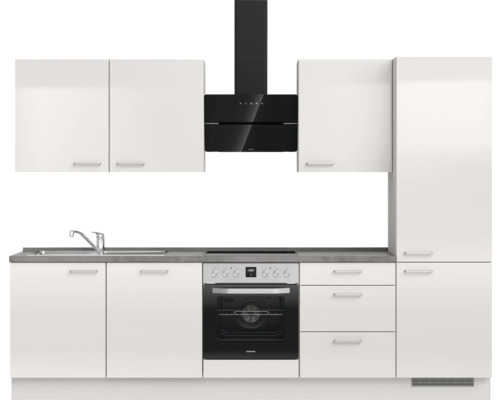 Küchenzeile mit Spüle, Herd, Backofen, Dunstabzugshaube und weißen Schränken