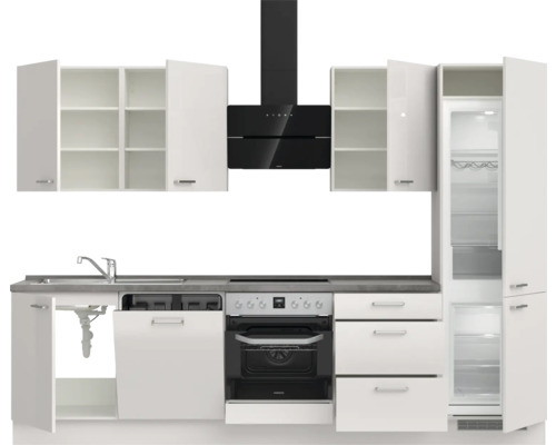 Küchenzeile mit Hängeschränken, Spüle, Geschirrspüler, Backofen, Schubladen, Dunstabzugshaube und Kühlschrank