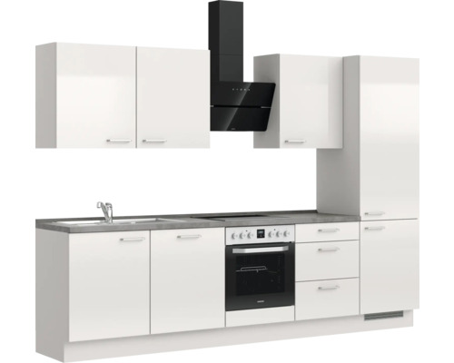 Komplette Küche mit weißen Schränken, Spüle, Herd und schwarzer Dunstabzugshaube.