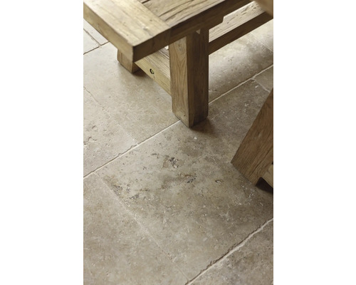 Bodenfliesen mit Holztischbein