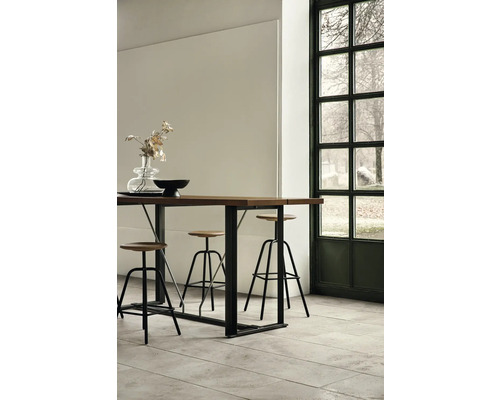 Hochtisch mit Hockern in heller Einrichtung neben einem Fenster