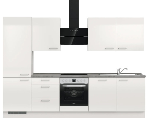 Komplette Küche mit weißen Schränken, Dunstabzugshaube und integriertem Ofen